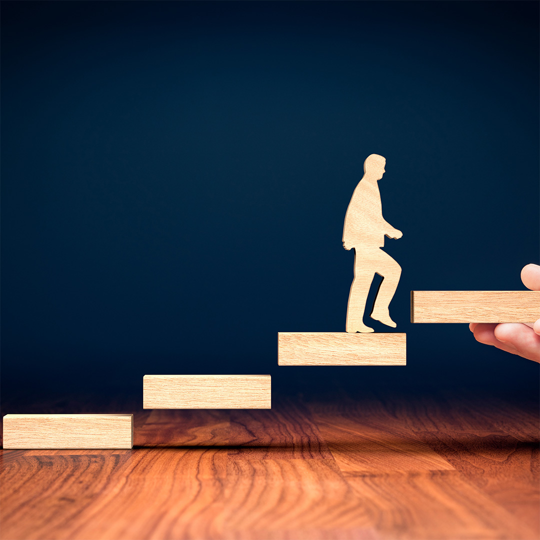 homme qui avance sur des marche en bois, formation